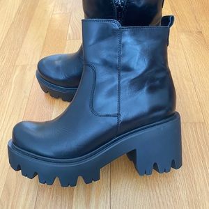 L’INTERVALLE chunky sole boots never worn (sz 37)